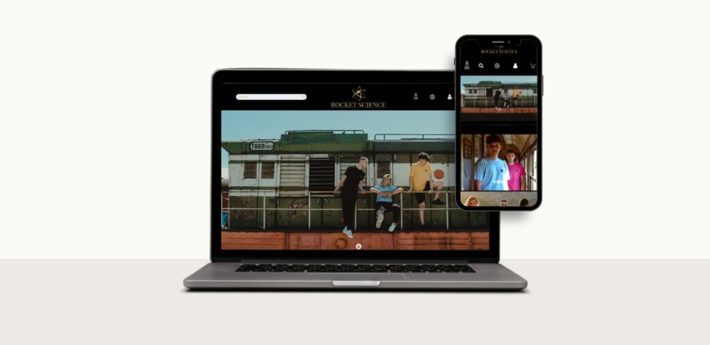 Screenshot der RocketScience-Website mit industriellem Fotohintergrund eines Lagergebäudes und Menschen, darunter das Logo in Weiß.