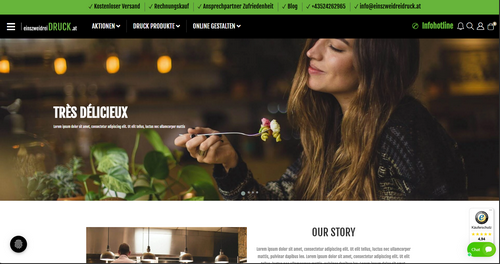 Screenshot der EinsZweiDreiDruck-Website mit grünem Kopfbereich, großformatigem Bannerfoto einer Frau, die Pasta genießt, und darunter ein ‚Our Story‘-Abschnitt.