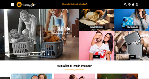Screenshot der SunnyGift-PrestaShop-Startseite (2023) mit schwarzem Header und Logo, darunter ein mehrteiliger Hero-Banner mit Bildern von Glasfotos, Armband & Schmuck und Accessoires sowie dem Text ‚Wem willst du Freude schenken?‘ und einer Vorschau auf verschiedene Produktkacheln.