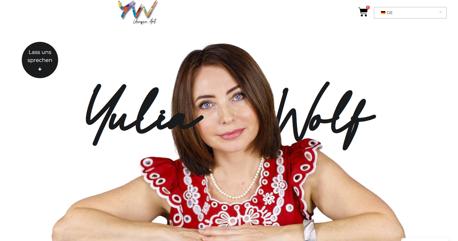 Screenshot der Yulia Wolf-Website mit weißem Hintergrund, handschriftlichem Logo ‚Yulia Wolf‘ und Porträtfoto der Gründerin vor klarem Layout.