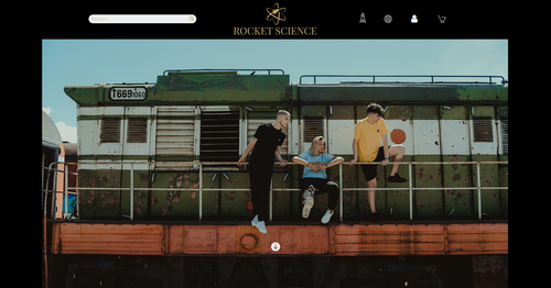 Screenshot der RocketScience-Website mit industriellem Fotohintergrund eines Lagergebäudes und Menschen, darunter das Logo in Weiß.