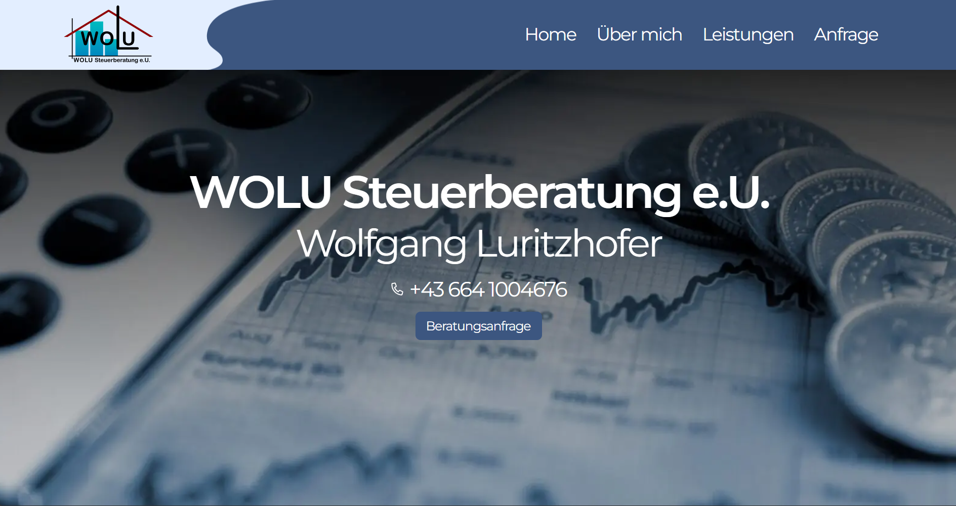 Screenshot der WOLU-Seite mit blauem Header, Bild von Rechnungsunterlagen im Hintergrund und Menüleiste mit Kontaktinfos.