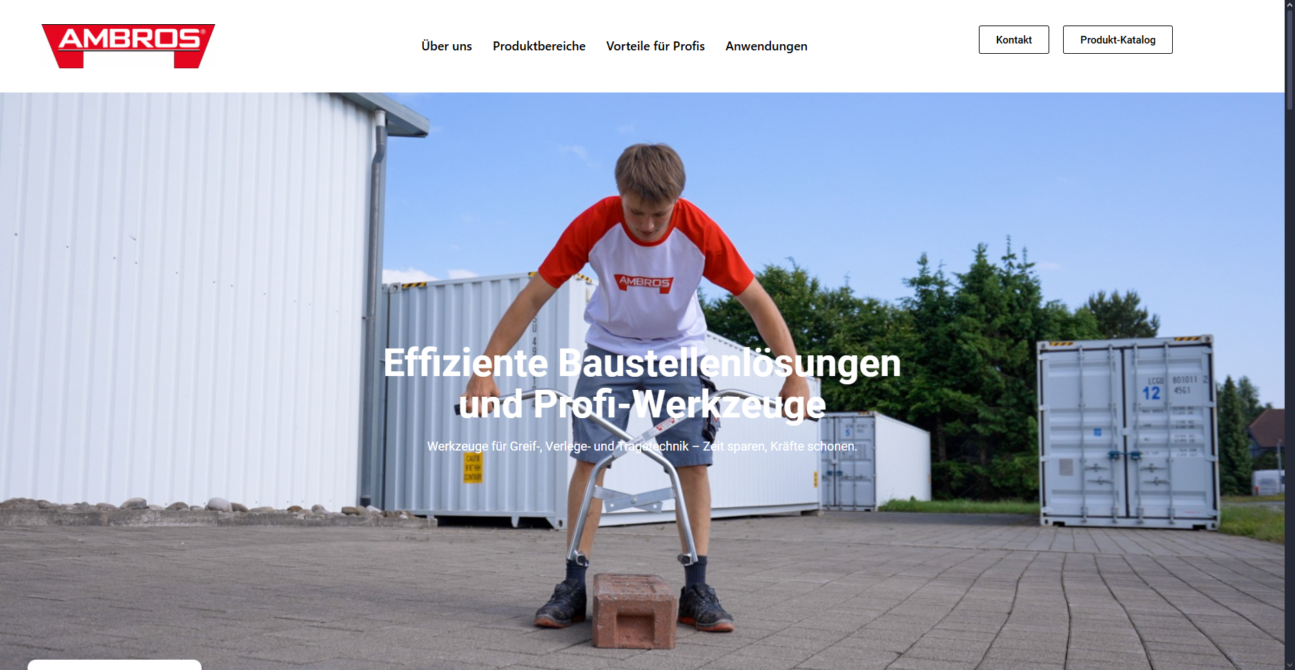 Ein Screenshot der Startseite der Webseite von AMBROS. Das Logo von AMBROS in Rot befindet sich in der oberen linken Ecke. Die Navigation enthält Menüpunkte wie "Über uns", "Produktbereiche", "Vorteile für Profis" und "Anwendungen". In der oberen rechten Ecke befinden sich Buttons für "Kontakt" und "Produkt Katalog". Der Hauptbereich der Seite zeigt ein Bild eines jungen Mannes in einem roten und weißen T-Shirt, der auf einem Werkzeug steht, das einen Ziegelstein hält. Er befindet sich draußen vor Lagercontainern. Über dem Bild befindet sich ein großer Text mit der Aufschrift „Effiziente Baustellenlösungen und Profi-Werkzeuge“.